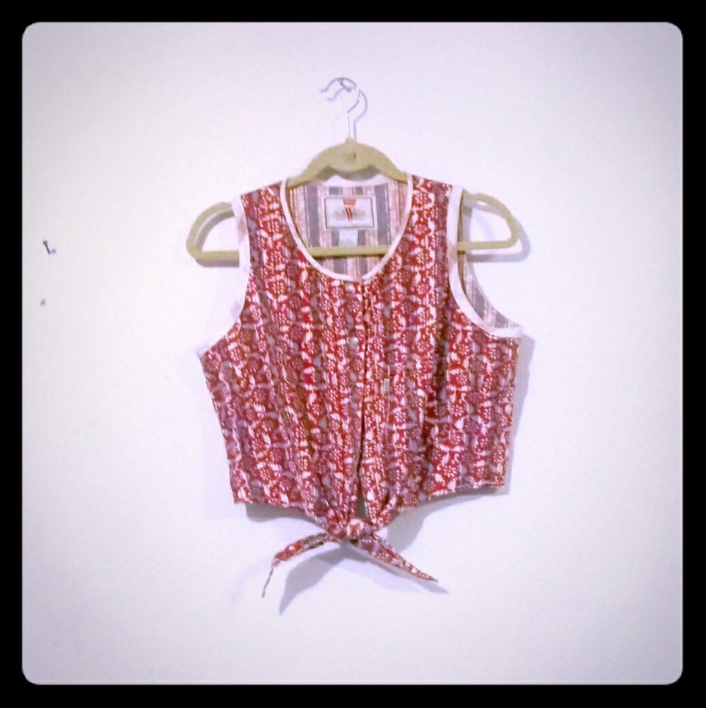 Levi's· Cropped Tie Front Tank